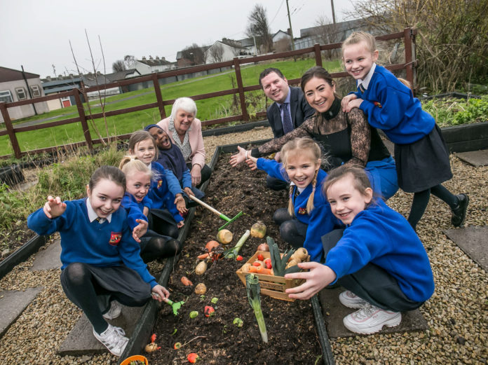 Pictured at the launch of Agri Aware’s Incredible Edibles healthy eating initiative are (L-R) Minister of State for Health Promotion, Catherine Byrne T.D; Alan Jagoe, Chairman, Agri and Deirdre O’Shea, Executive Director Agri Aware with second class pupils from St. Louise De Marillac School, Ballyfermot, Dublin. The Incredible Edibles project aims to educate students about growing fruit and vegetables and to increase their knowledge of food origin and quality. It also highlights the important role that fresh, Irish produce plays in a healthy balanced diet and the importance of consuming at least five to seven portions of fruit and vegetables each day. For more information or to register visit :www.incredibleedibles.ie Photograph: Pat Moore