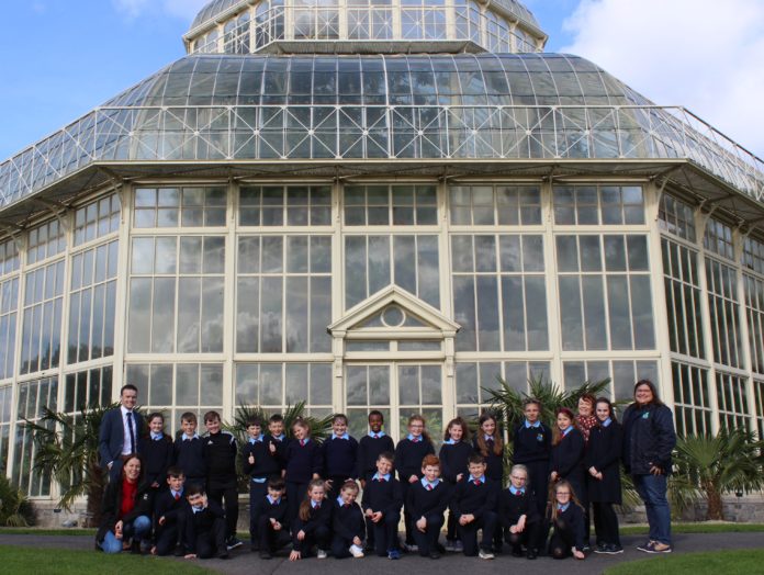 Pictured at the Botanical Gardens for the prize of Agri Aware’s 2019 Incredible Edibles project is 3rd and 4th class of St. Oliver Plunkett’s, KIllina, Co. Kildare with teacher and principle Dominic Tyrrell and Agri Aware Project Manager Kalyn Arias. The students got to explore the grounds, dig in to a planting workshop, and receive new seeds to bring back to their school. The school also received a sun bubble greenhouse for their own school garden as part of their prize. Visit www.incredibleedibles.ie to register today!